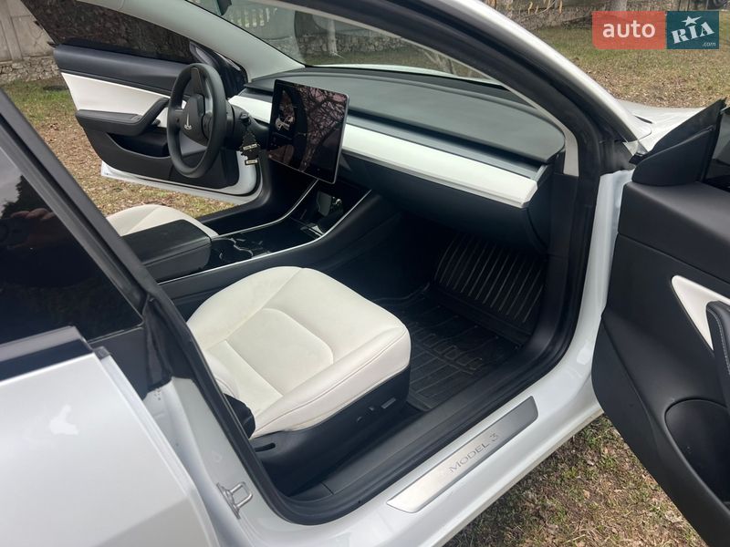 Седан Tesla Model 3 2020 в Збаражі