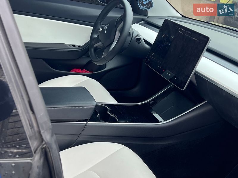 Седан Tesla Model 3 2020 в Киеве