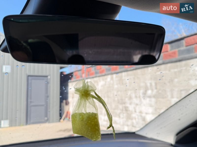 Седан Tesla Model 3 2018 в Ровно