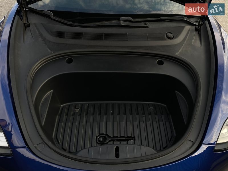 Седан Tesla Model 3 2019 в Ужгороде