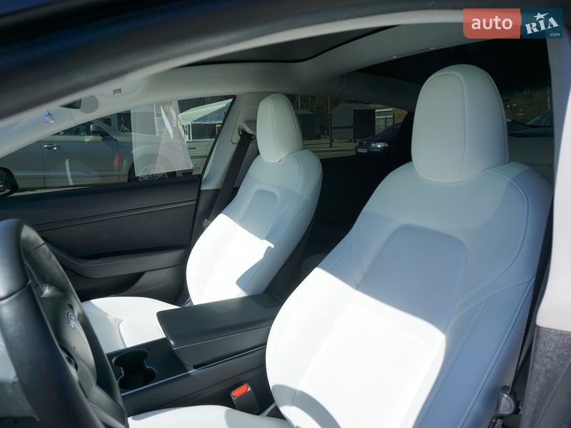 Седан Tesla Model 3 2019 в Киеве