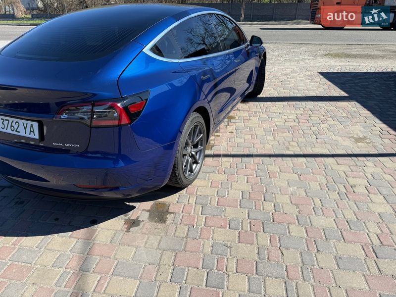 Седан Tesla Model 3 2018 в Смілі