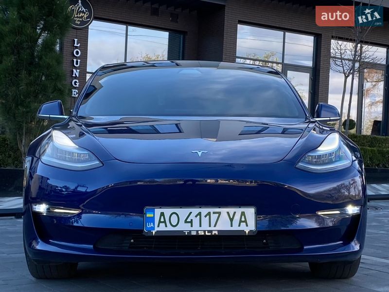 Седан Tesla Model 3 2019 в Ужгороде