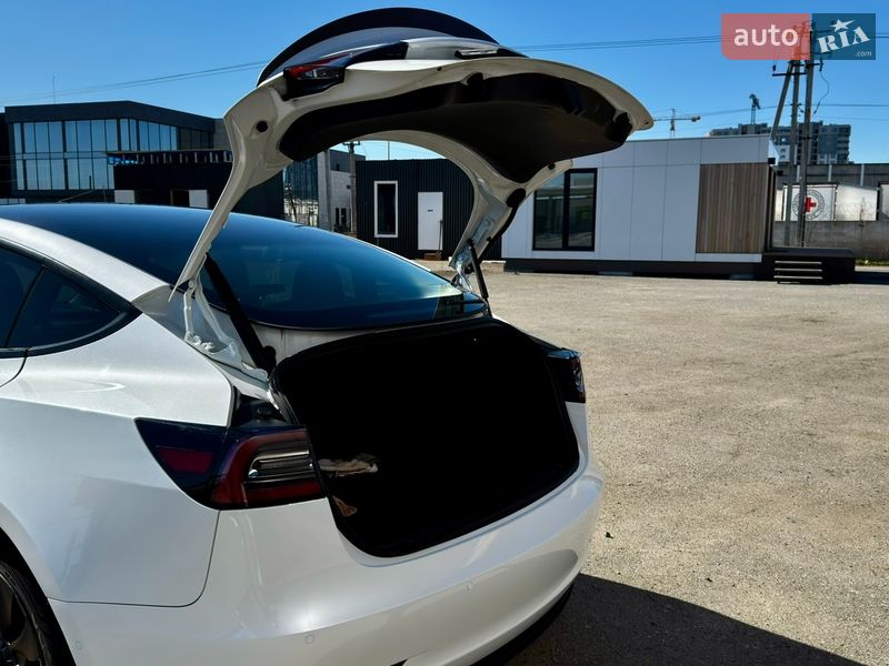 Седан Tesla Model 3 2022 в Киеве