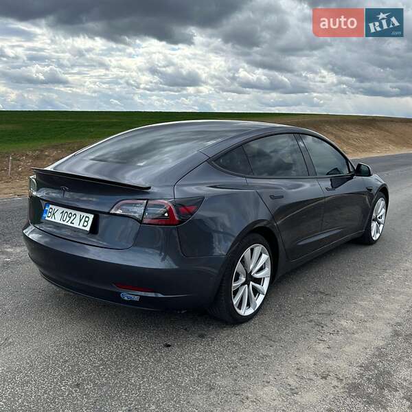 Седан Tesla Model 3 2018 в Ровно