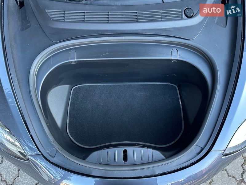 Седан Tesla Model 3 2018 в Ровно
