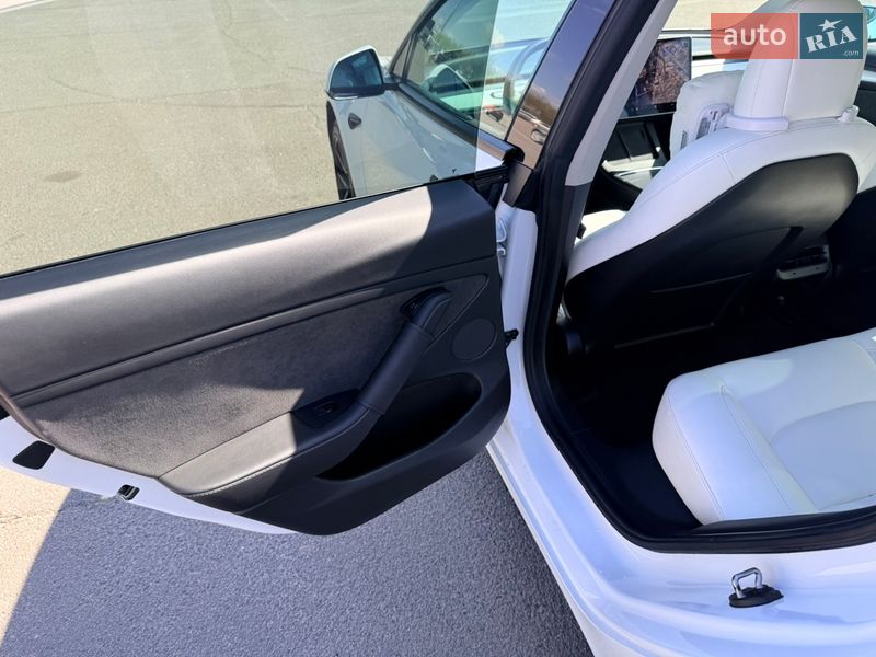 Седан Tesla Model 3 2021 в Львове