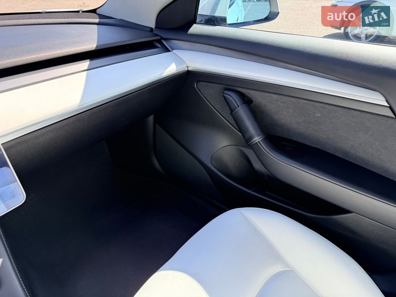 Седан Tesla Model 3 2021 в Львове