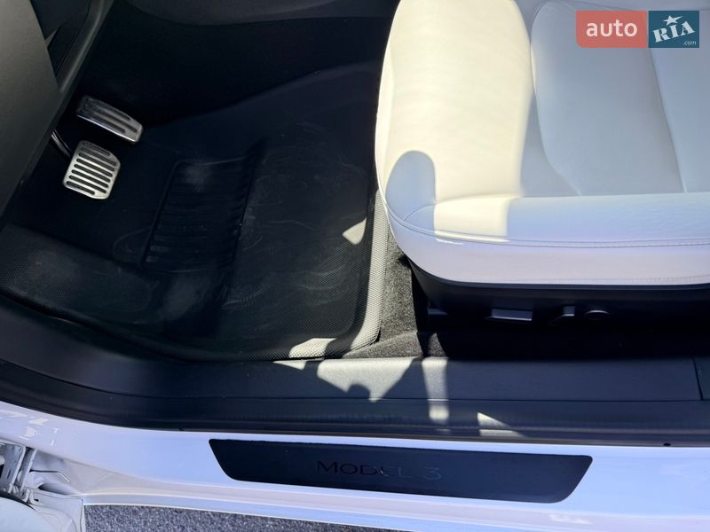 Седан Tesla Model 3 2021 в Львове