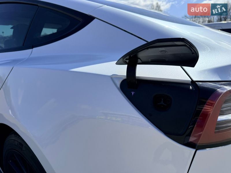 Седан Tesla Model 3 2021 в Львове