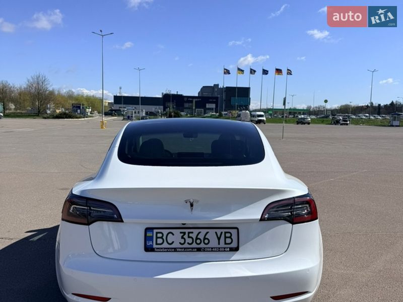Седан Tesla Model 3 2021 в Львове