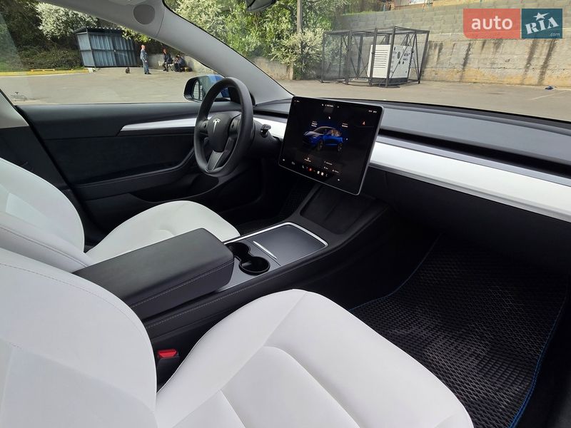 Седан Tesla Model 3 2023 в Ужгороді