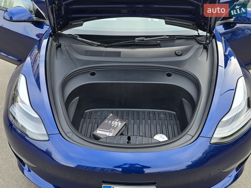 Седан Tesla Model 3 2023 в Ужгороді