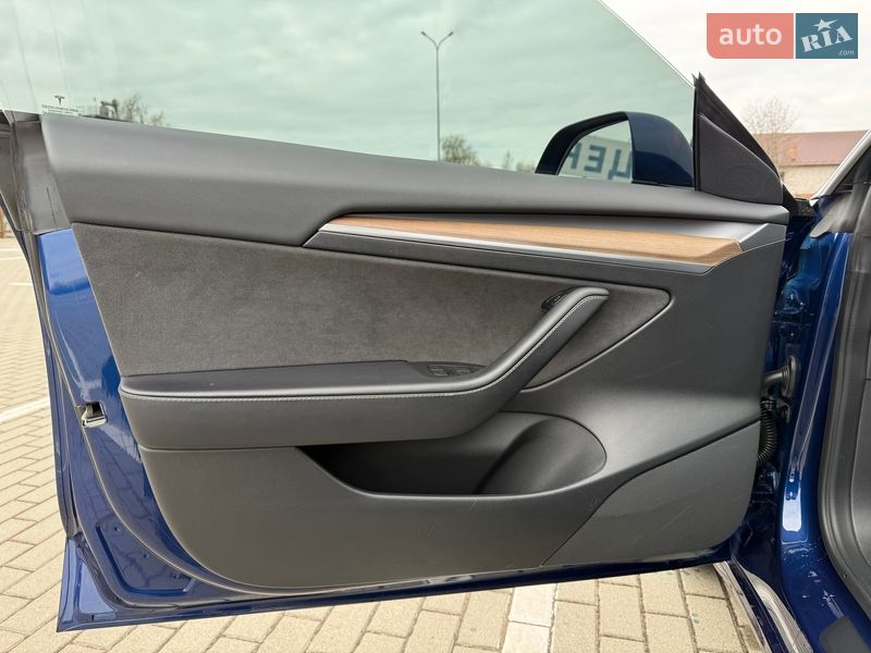 Седан Tesla Model 3 2022 в Львове