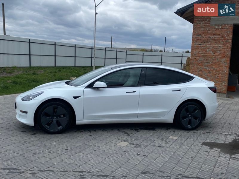 Седан Tesla Model 3 2023 в Буске