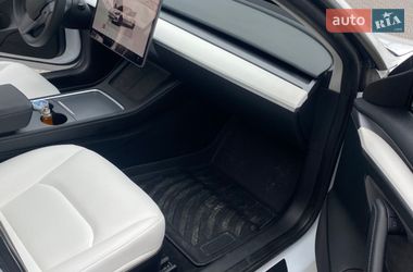 Седан Tesla Model 3 2023 в Буске