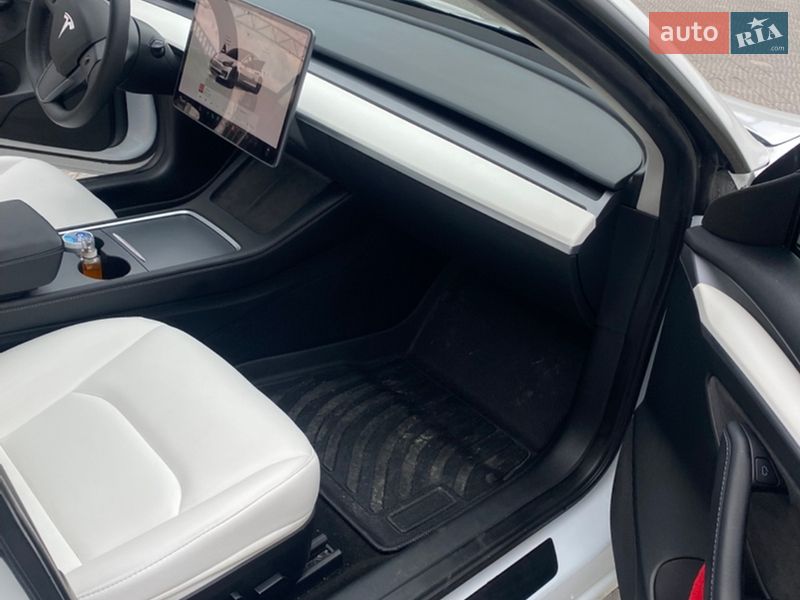 Седан Tesla Model 3 2023 в Буске