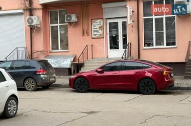 Седан Tesla Model 3 2025 в Черновцах