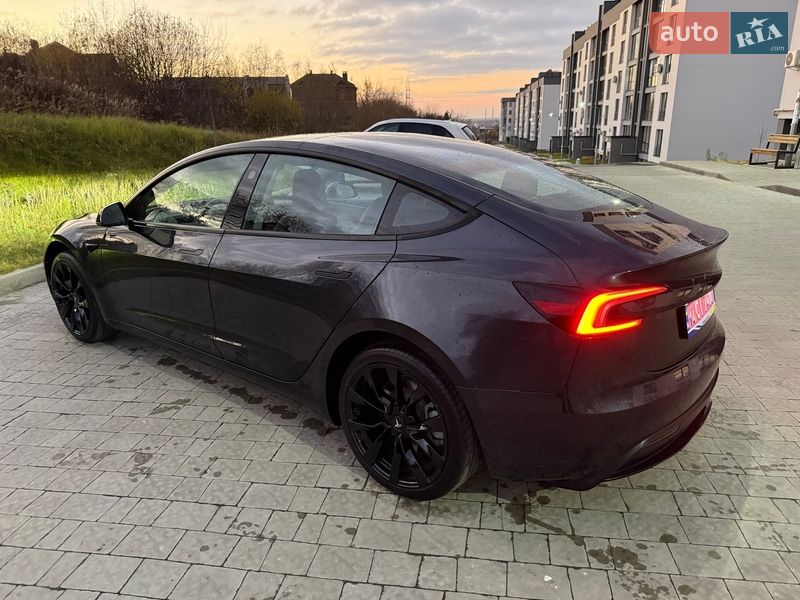 Седан Tesla Model 3 2024 в Львове