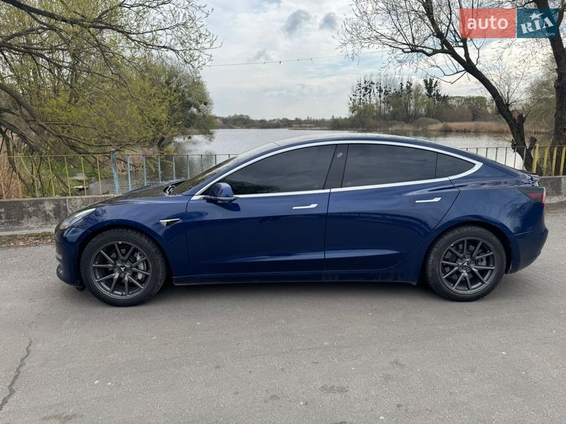 Седан Tesla Model 3 2018 в Ровно