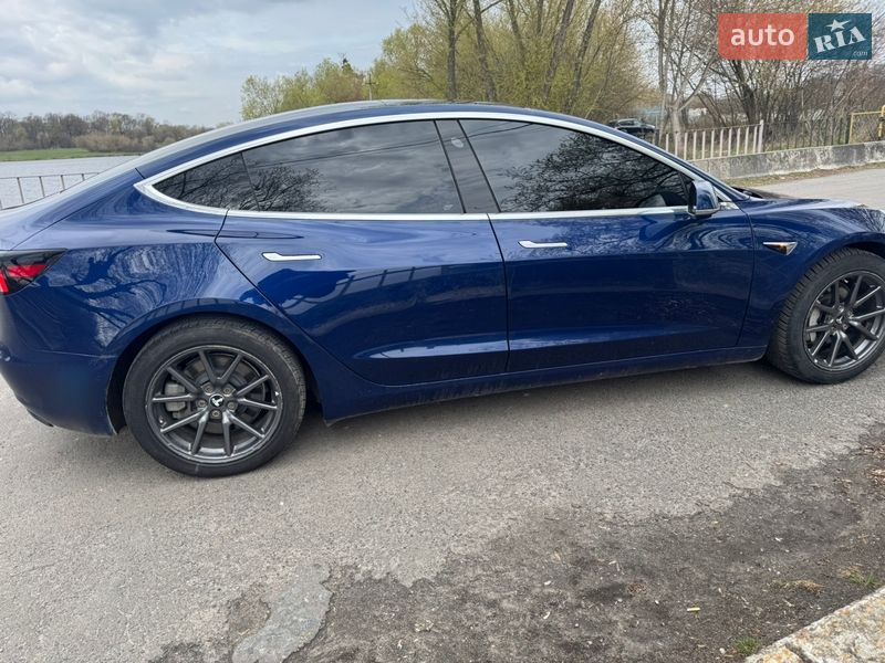 Седан Tesla Model 3 2018 в Ровно