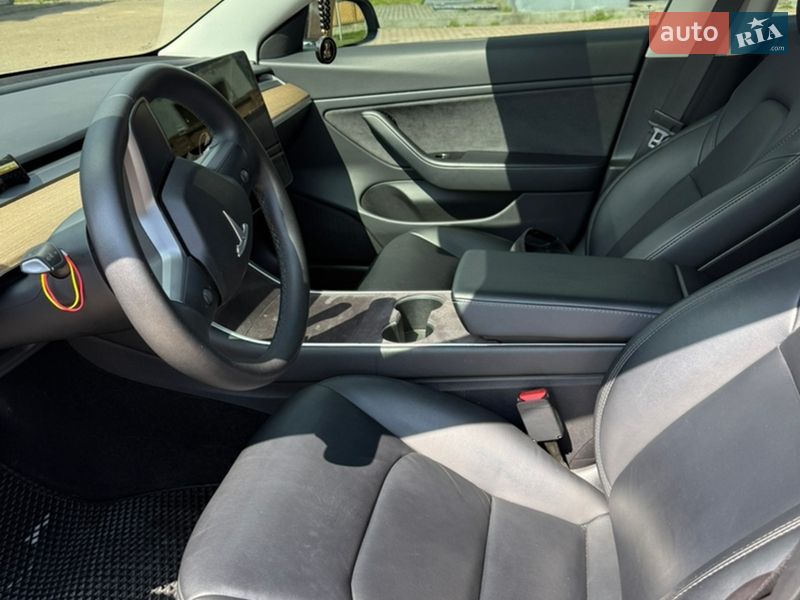 Седан Tesla Model 3 2020 в Черновцах