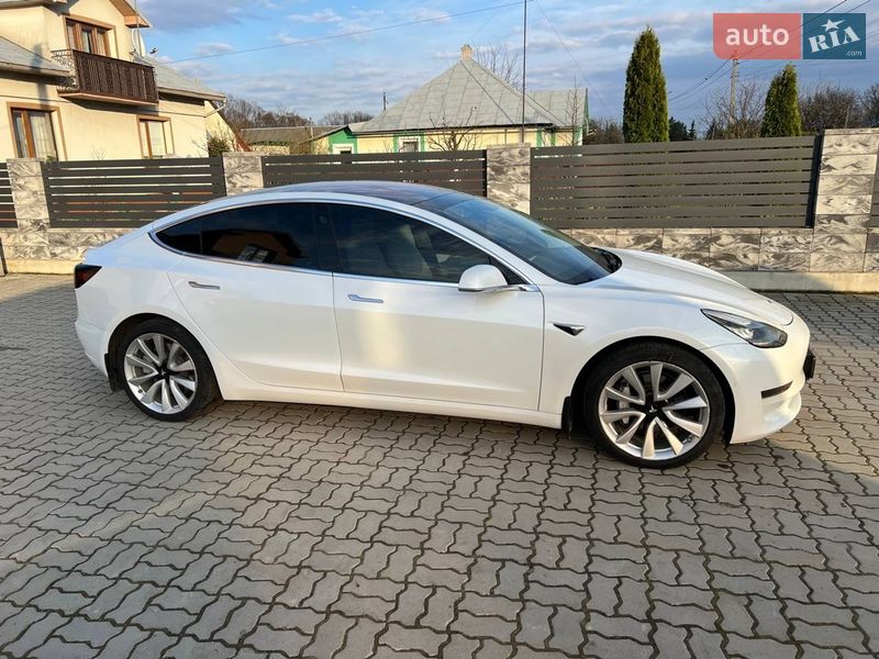 Седан Tesla Model 3 2018 в Долині