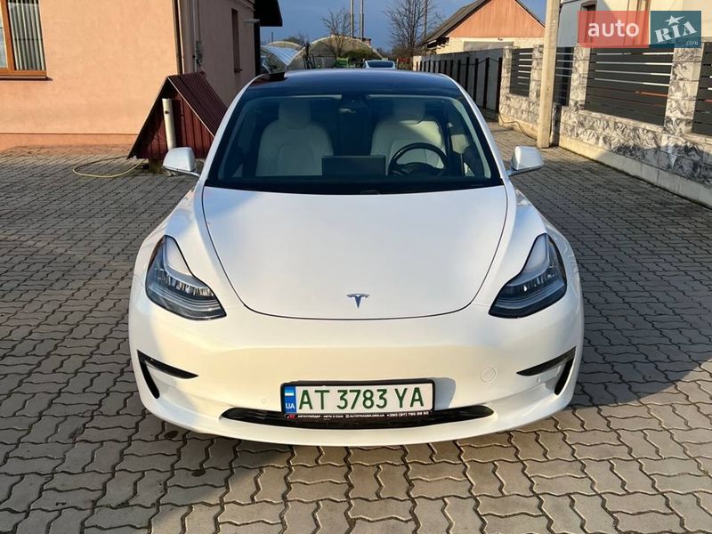Седан Tesla Model 3 2018 в Долині