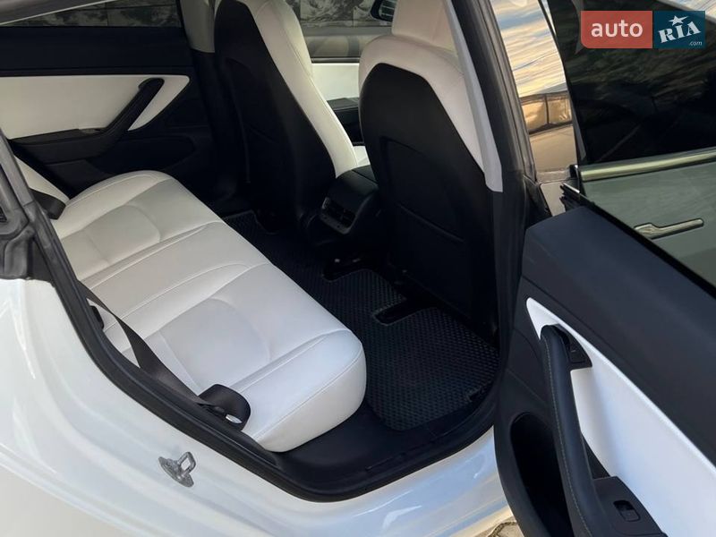 Седан Tesla Model 3 2018 в Долині