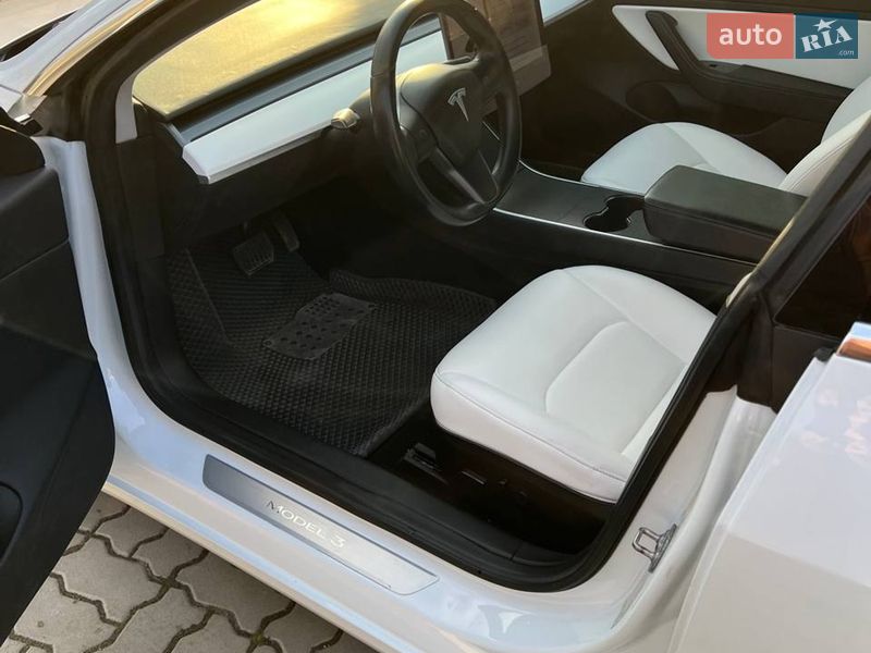 Седан Tesla Model 3 2018 в Долині