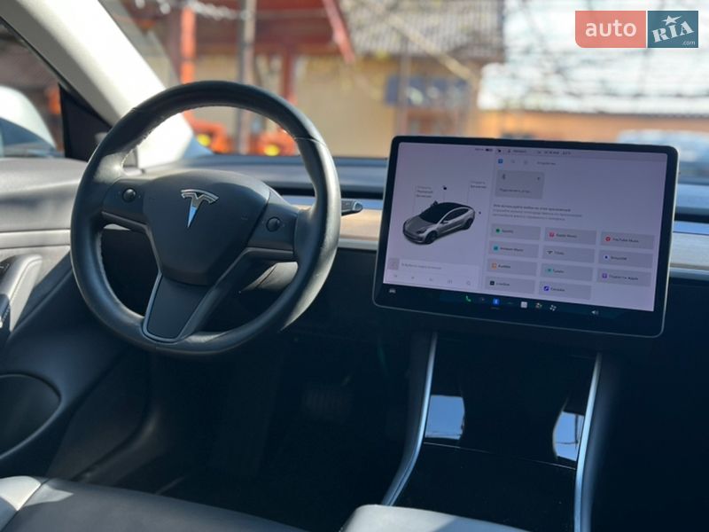 Седан Tesla Model 3 2018 в Ужгороді