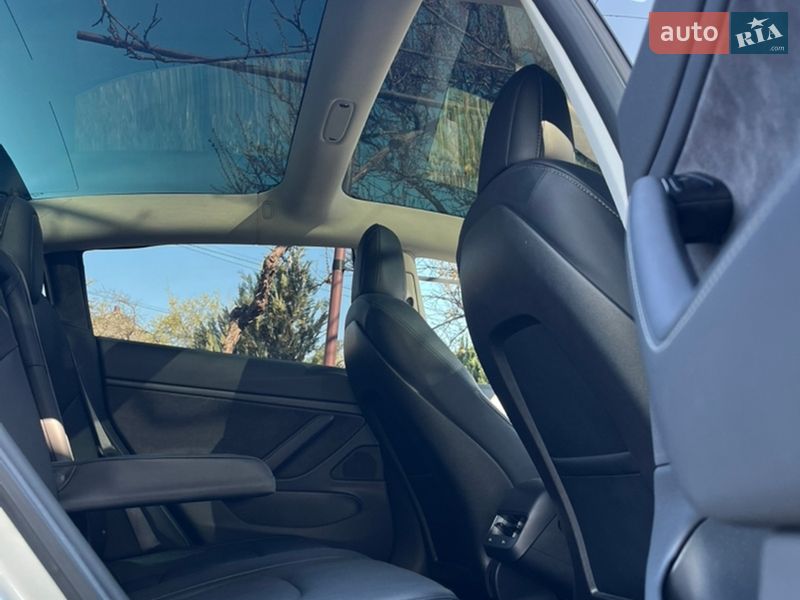 Седан Tesla Model 3 2018 в Ужгороді