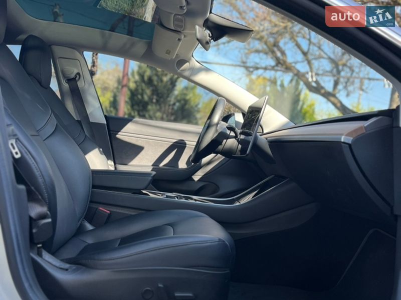Седан Tesla Model 3 2018 в Ужгороді