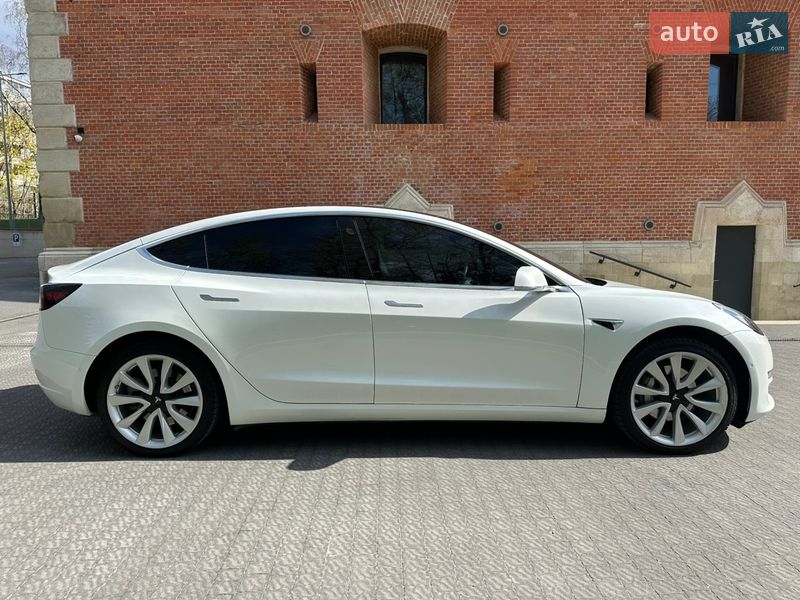 Седан Tesla Model 3 2019 в Львові