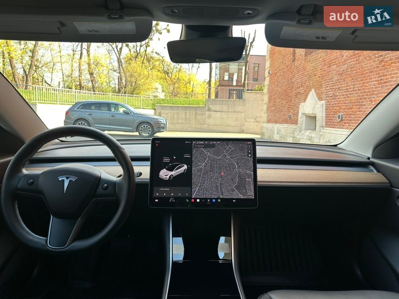 Седан Tesla Model 3 2019 в Львові
