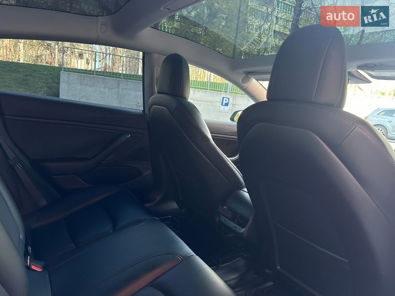 Седан Tesla Model 3 2019 в Львові