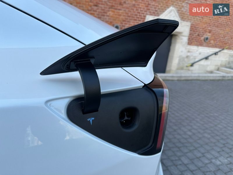 Седан Tesla Model 3 2019 в Львові