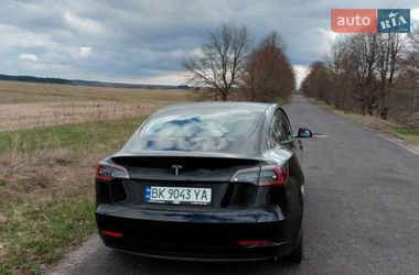 Седан Tesla Model 3 2022 в Вараші