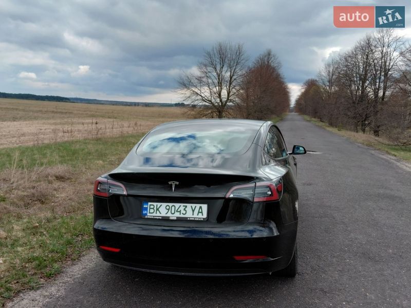 Седан Tesla Model 3 2022 в Вараші