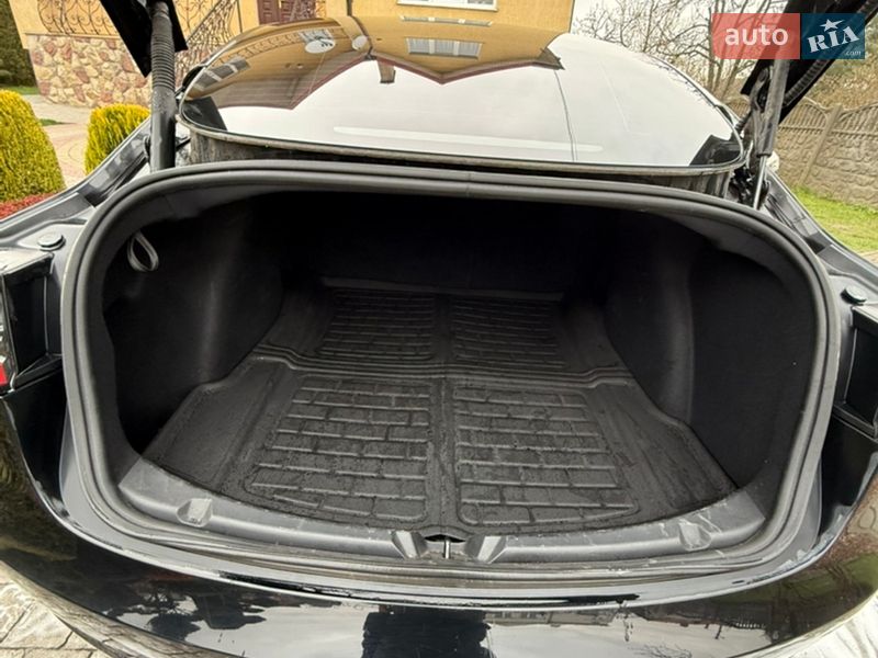Седан Tesla Model 3 2023 в Львове
