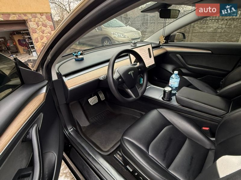 Седан Tesla Model 3 2023 в Львове