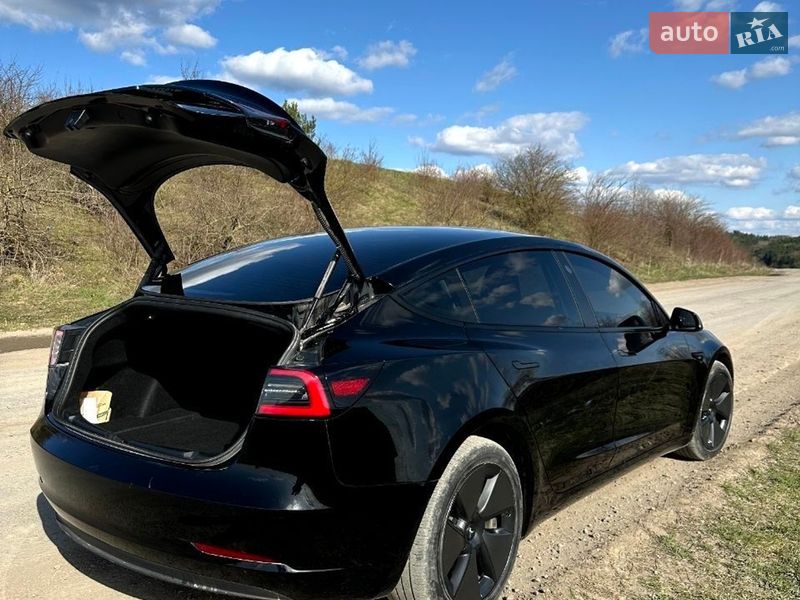Седан Tesla Model 3 2022 в Монастириській