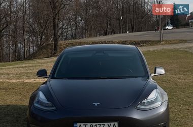 Седан Tesla Model 3 2019 в Долині
