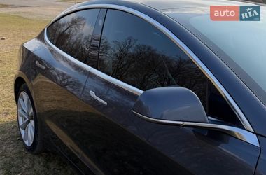Седан Tesla Model 3 2019 в Долині