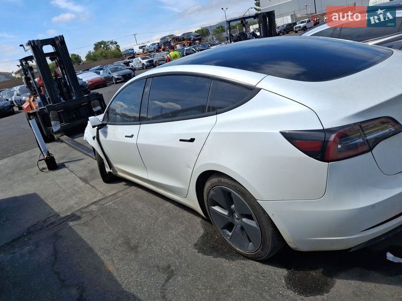 Седан Tesla Model 3 2021 в Киеве