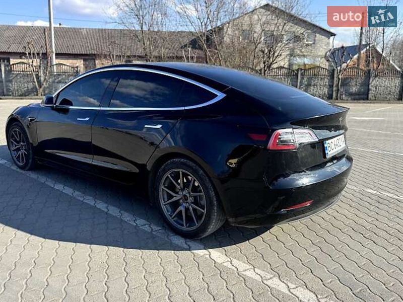 Седан Tesla Model 3 2019 в Львові