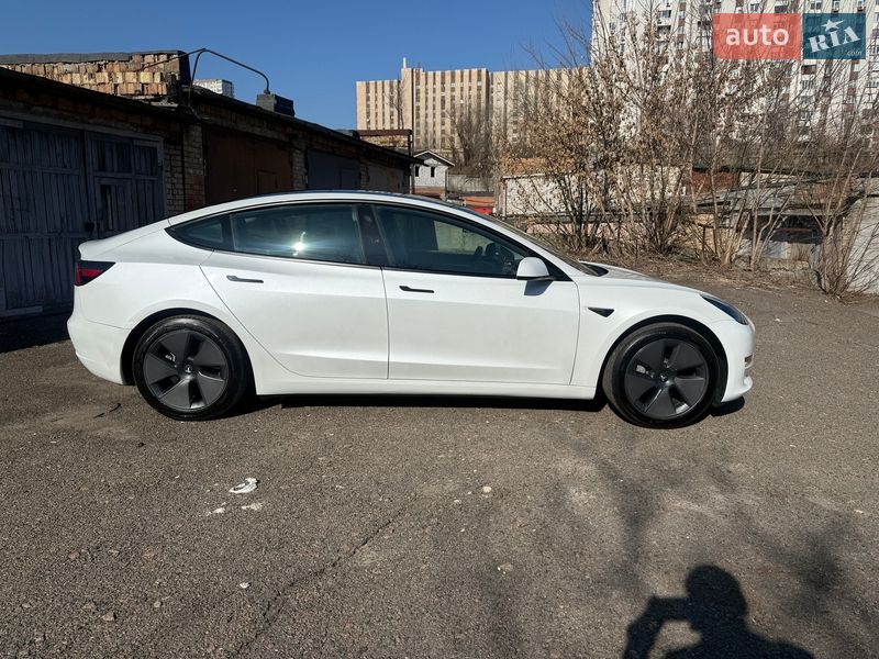 Седан Tesla Model 3 2023 в Києві