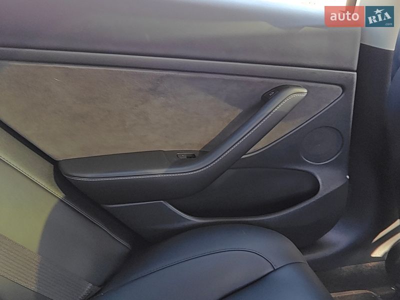 Седан Tesla Model 3 2023 в Кропивницком