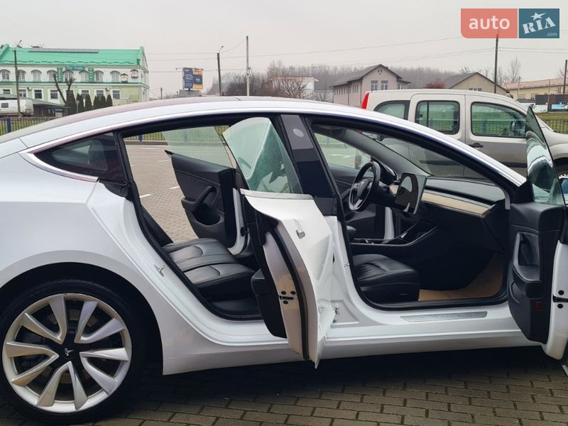 Седан Tesla Model 3 2017 в Нововолынске