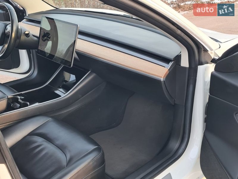 Седан Tesla Model 3 2017 в Нововолынске